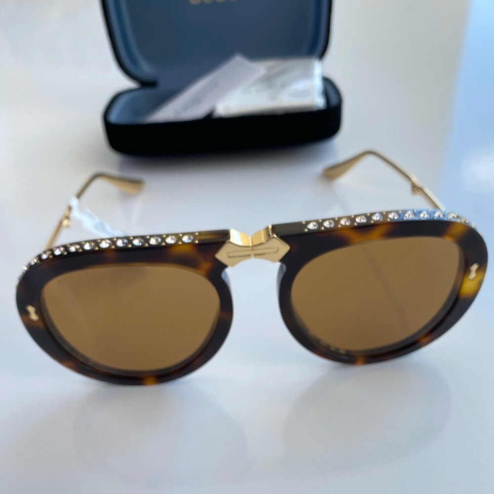 Authentic Gucci Elegant Tortoise Shell Sunglasses with Gold Accents - Picture 10 of 15